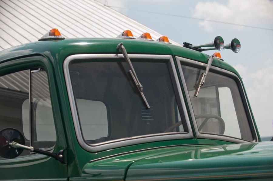 Детали экстерьера Mack Series L Single Axle Truck 1949 года  (фото 18 из 21)